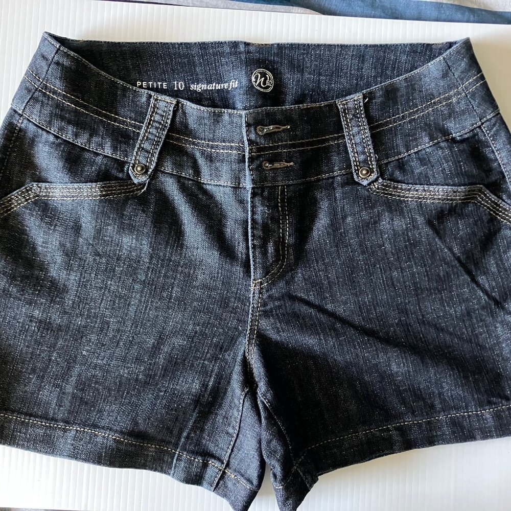 W62 Ladies Dark Blue Jean Shorts Size 10P Signature Fit - Used